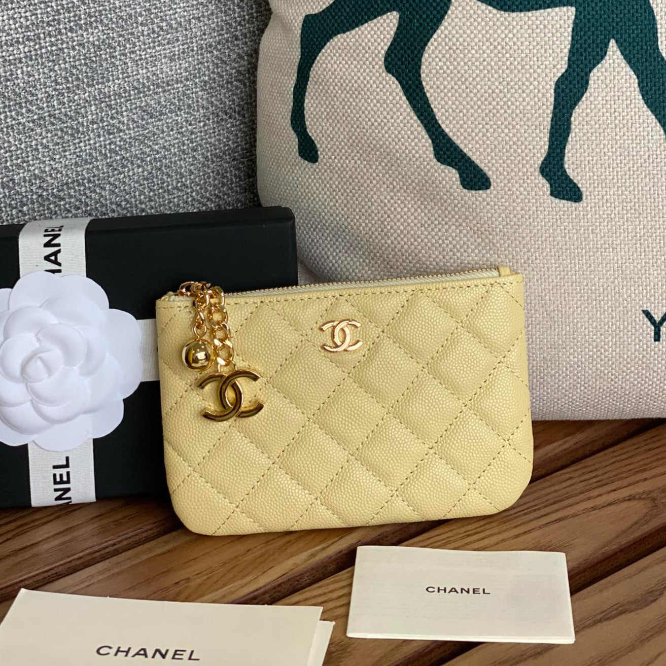 Portefeuille zippé CC 14 cm en cuir caviar jaune et métal doré
