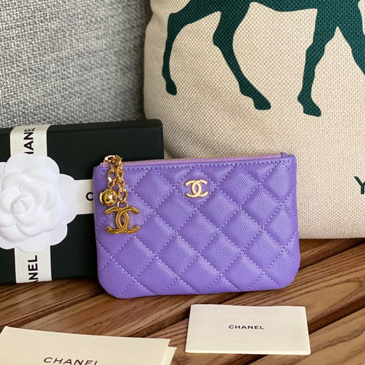 Portefeuille zippé CC 14 cm en caviar violet, matériel doré