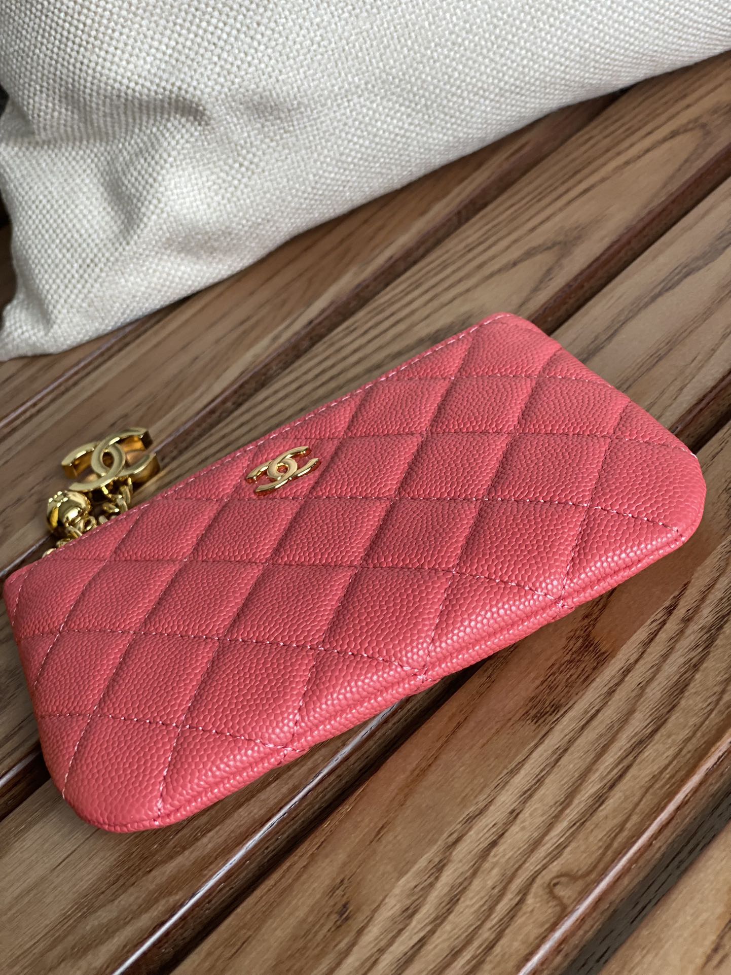 Portefeuille zippé CC 14 cm en caviar rouge clair et matériel doré