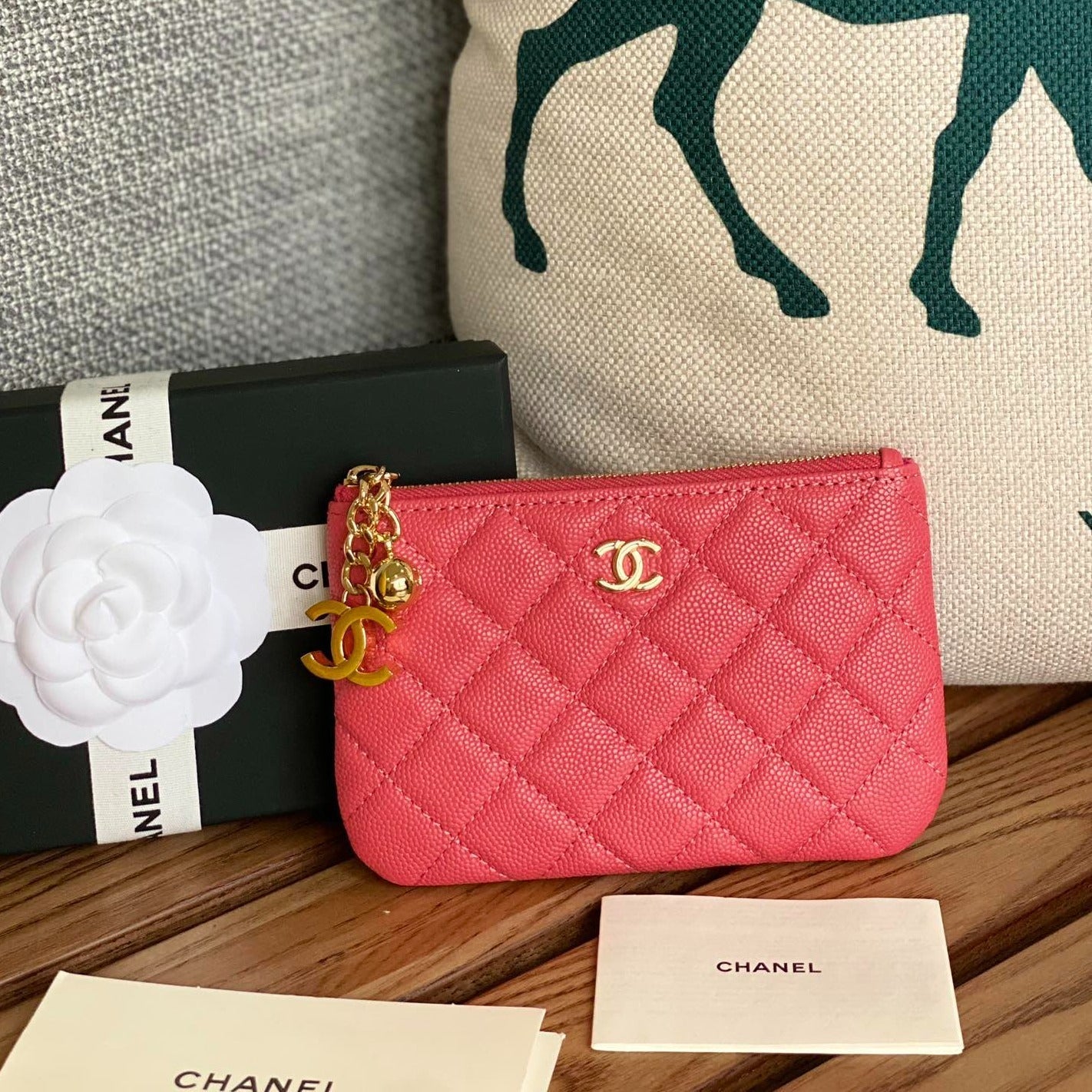 Portefeuille zippé CC 14 cm en caviar rouge clair et matériel doré