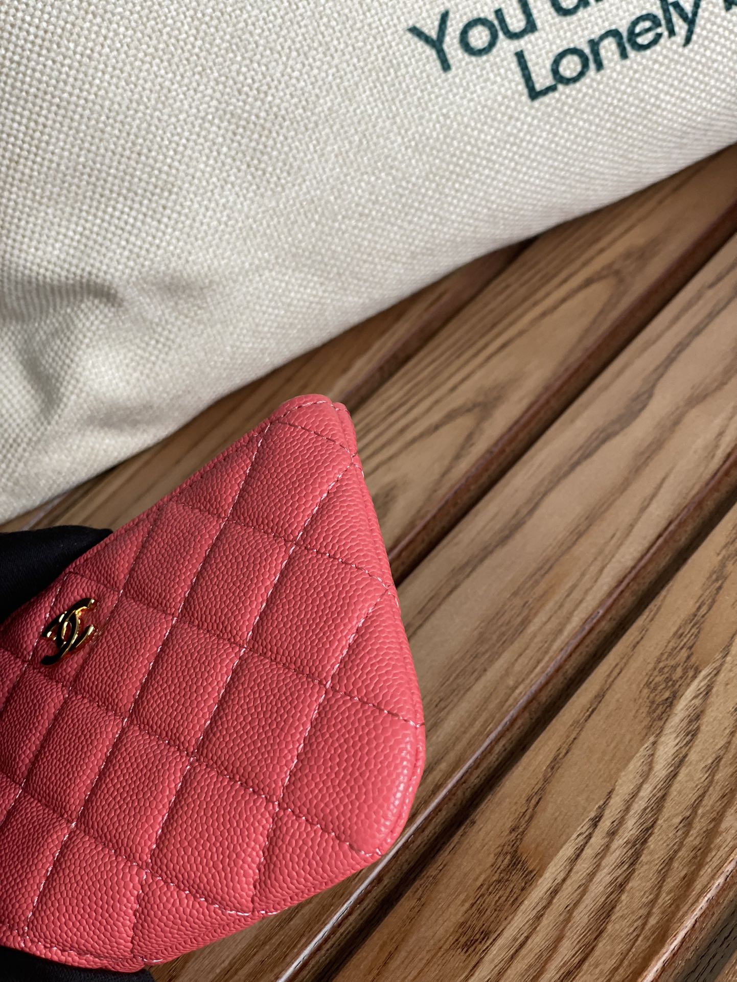 Portefeuille zippé CC 14 cm en caviar rouge clair et matériel doré