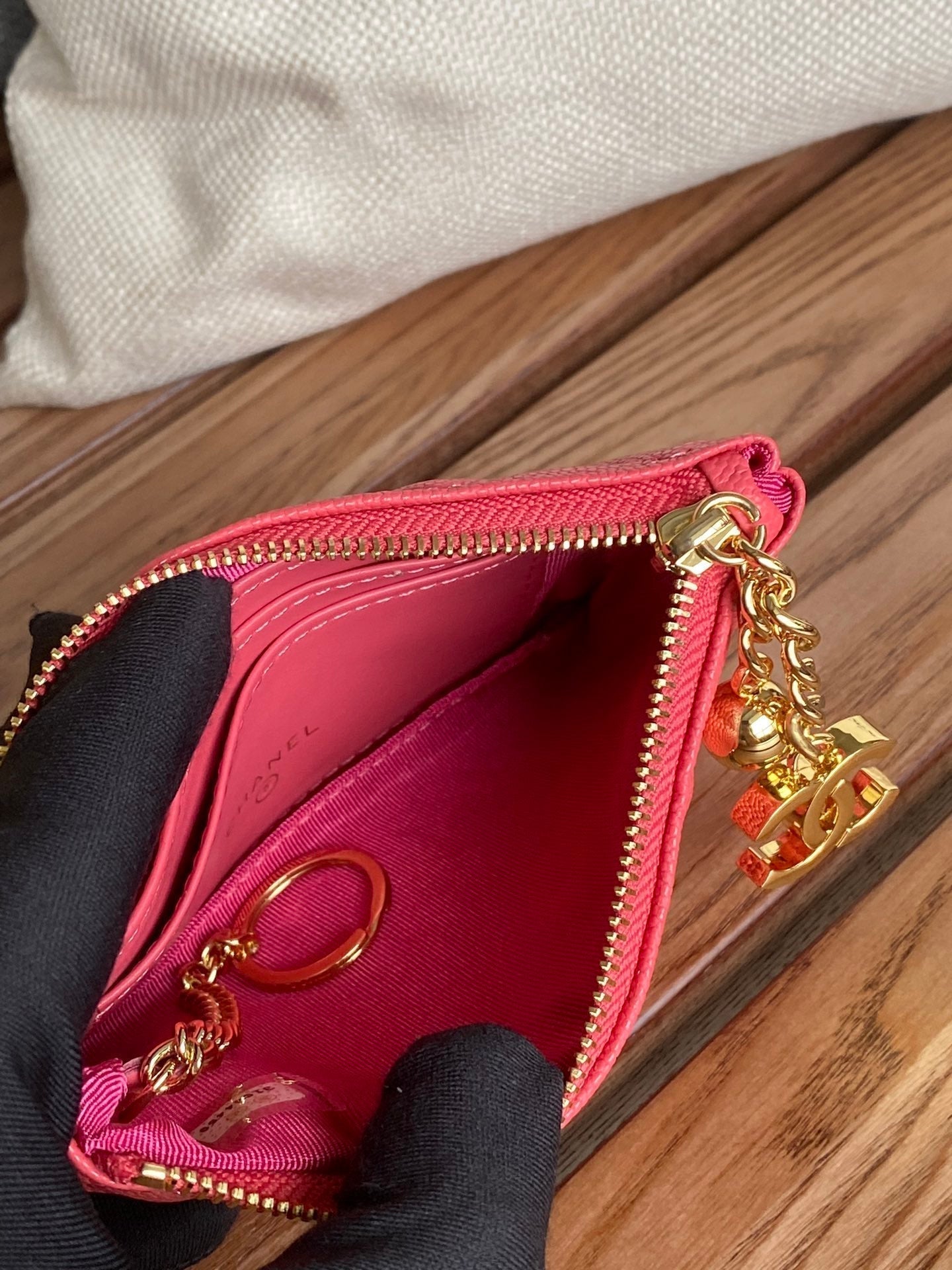 Portefeuille zippé CC 14 cm en caviar rouge clair et matériel doré