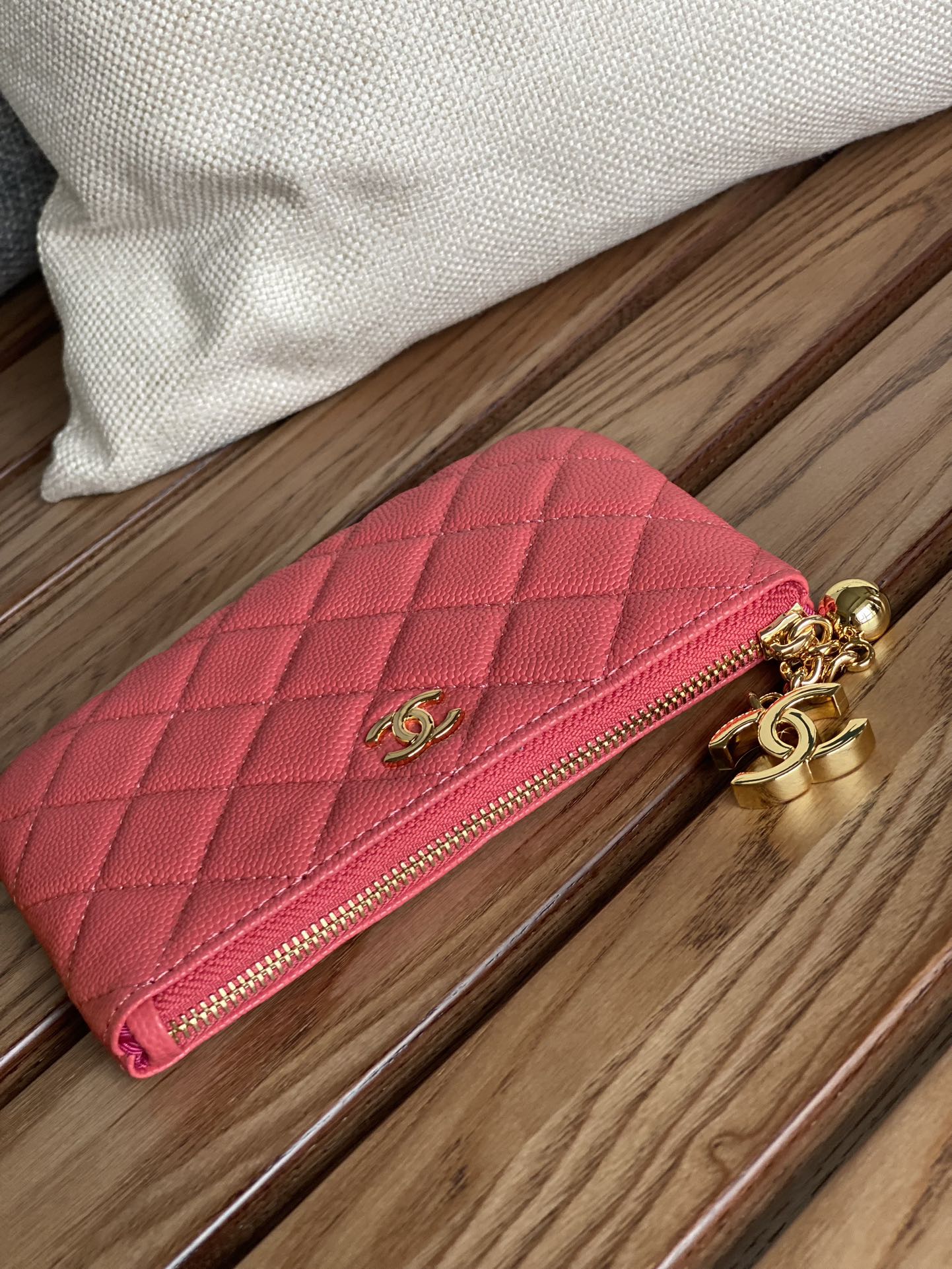 Portefeuille zippé CC 14 cm en caviar rouge clair et matériel doré