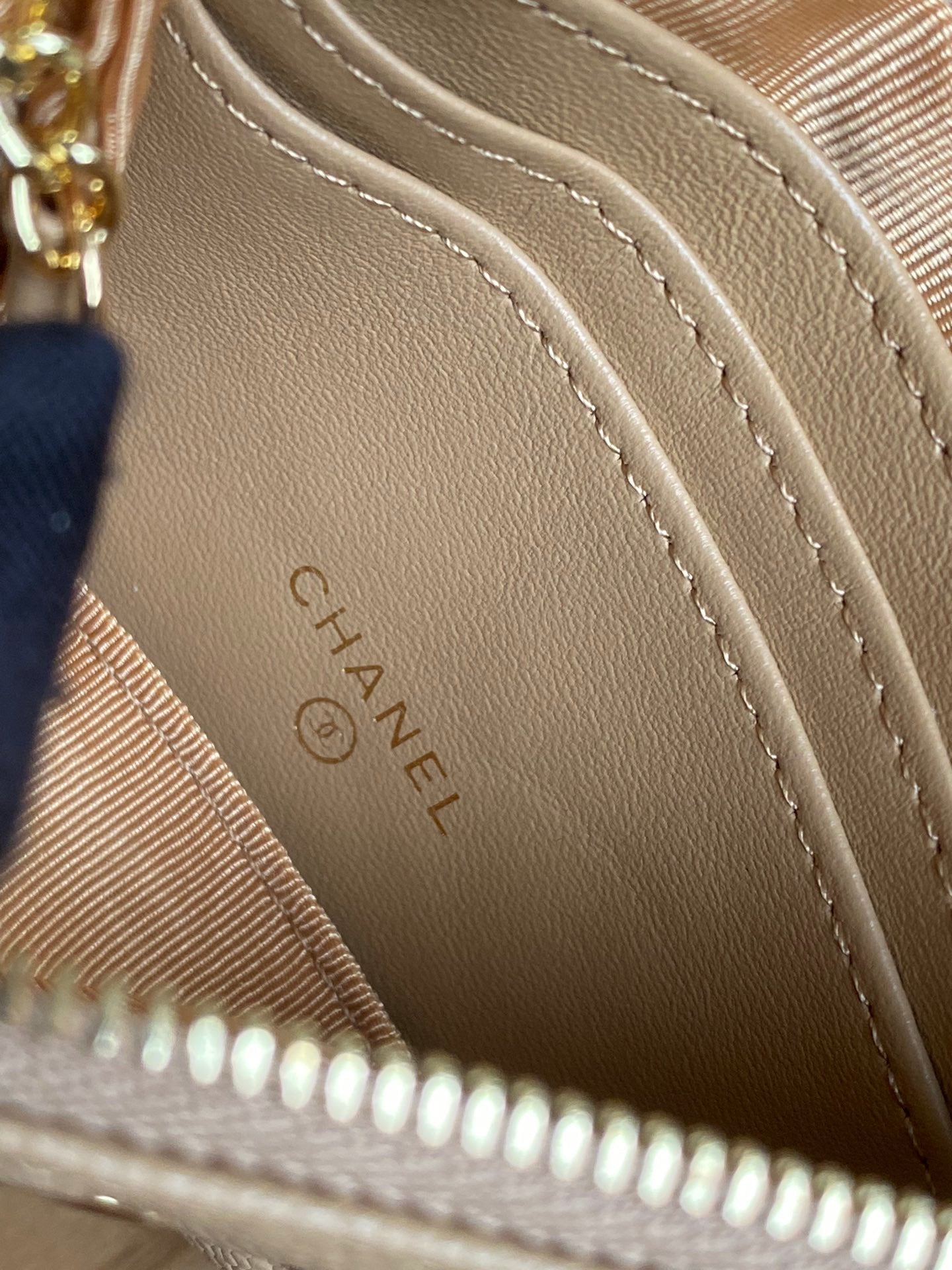 Portefeuille zippé CC 14 cm beige caviar matériel doré
