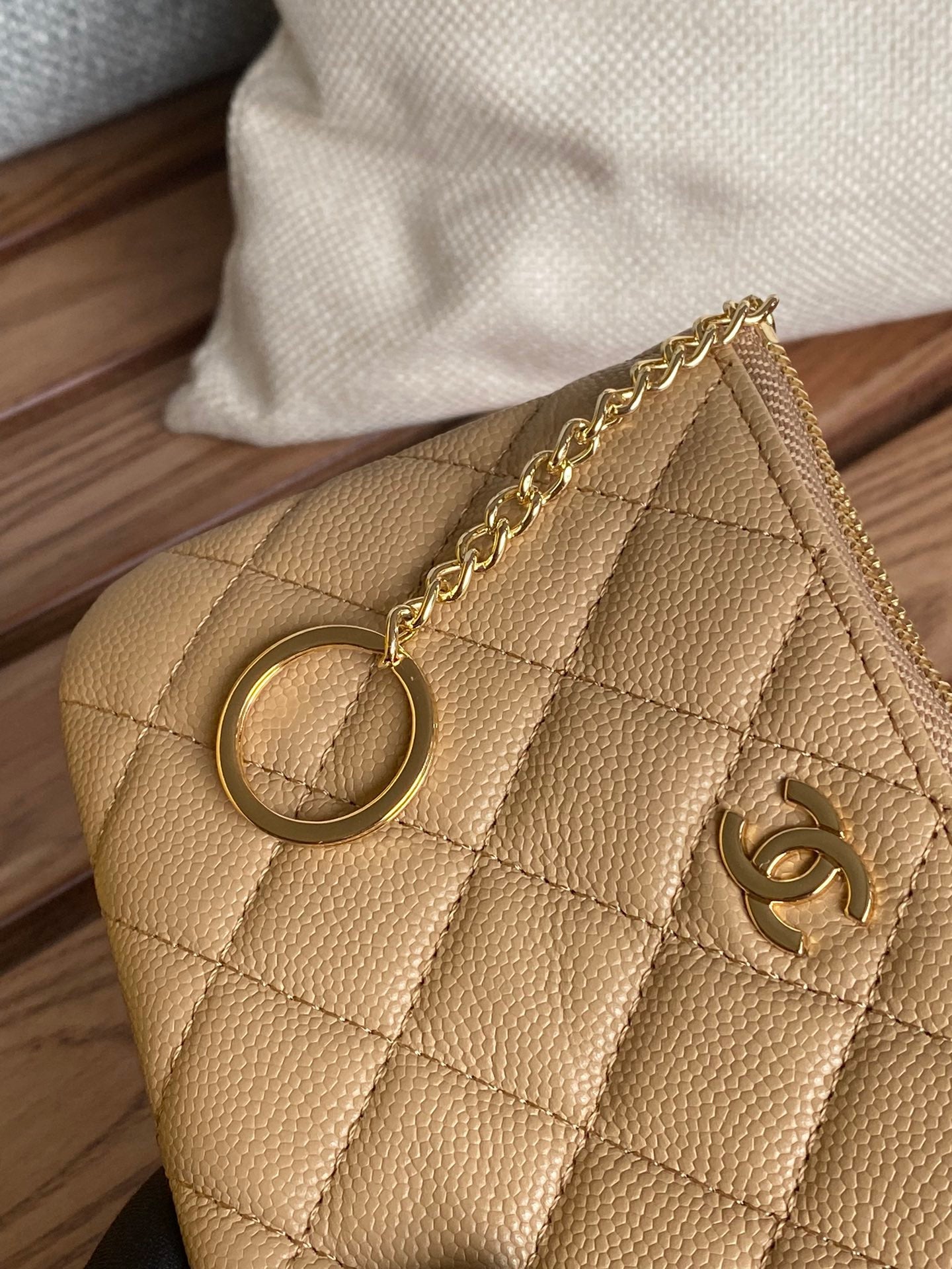 Portefeuille zippé CC 14 cm beige caviar matériel doré