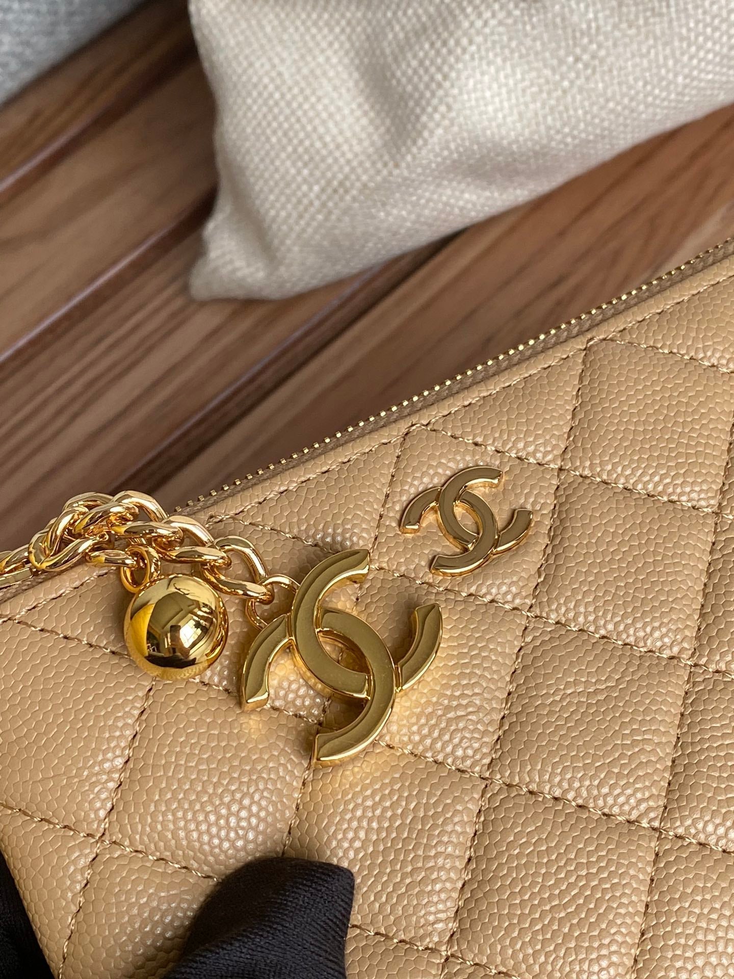 Portefeuille zippé CC 14 cm beige caviar matériel doré