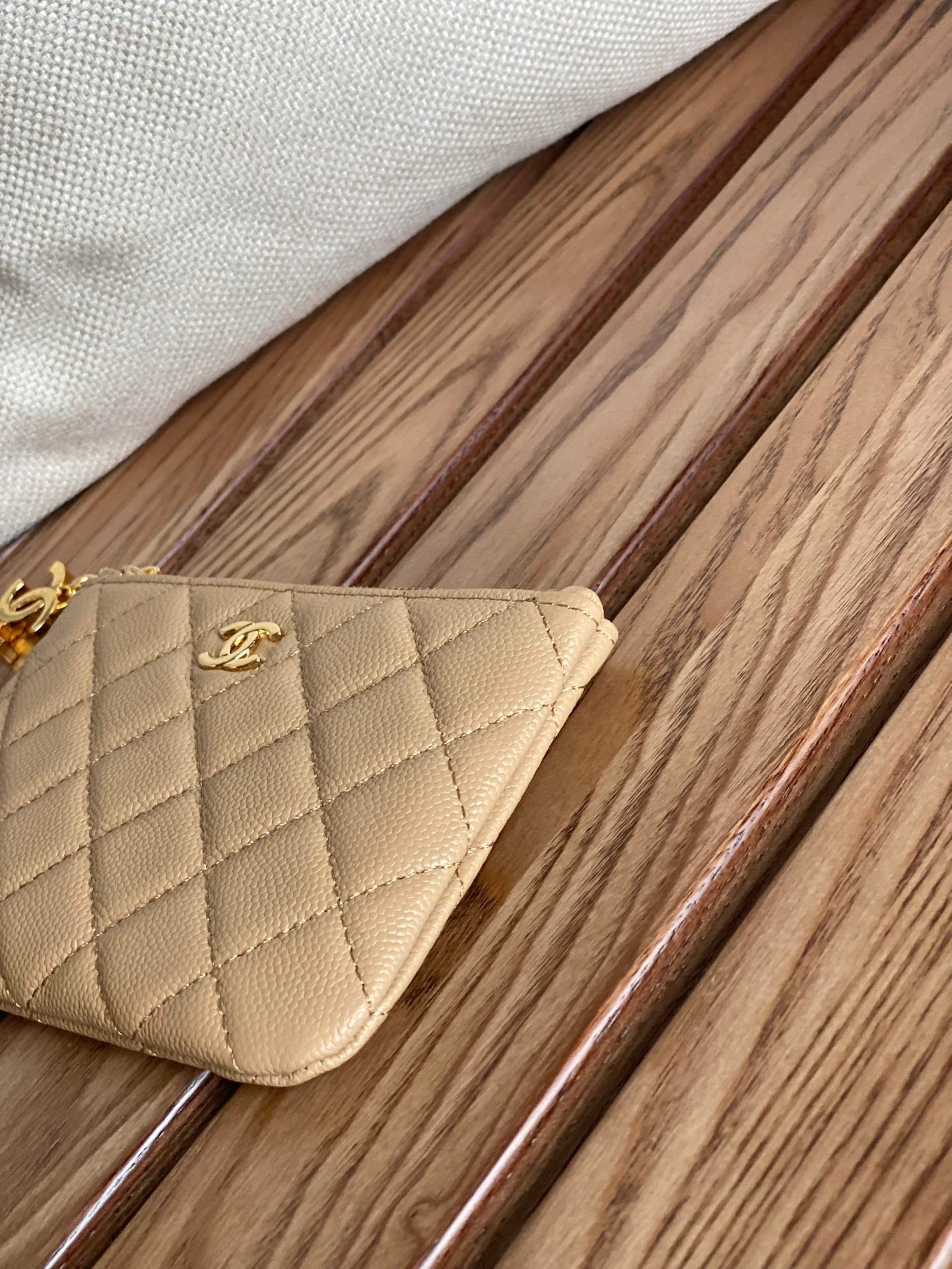 Portefeuille zippé CC 14 cm beige caviar matériel doré