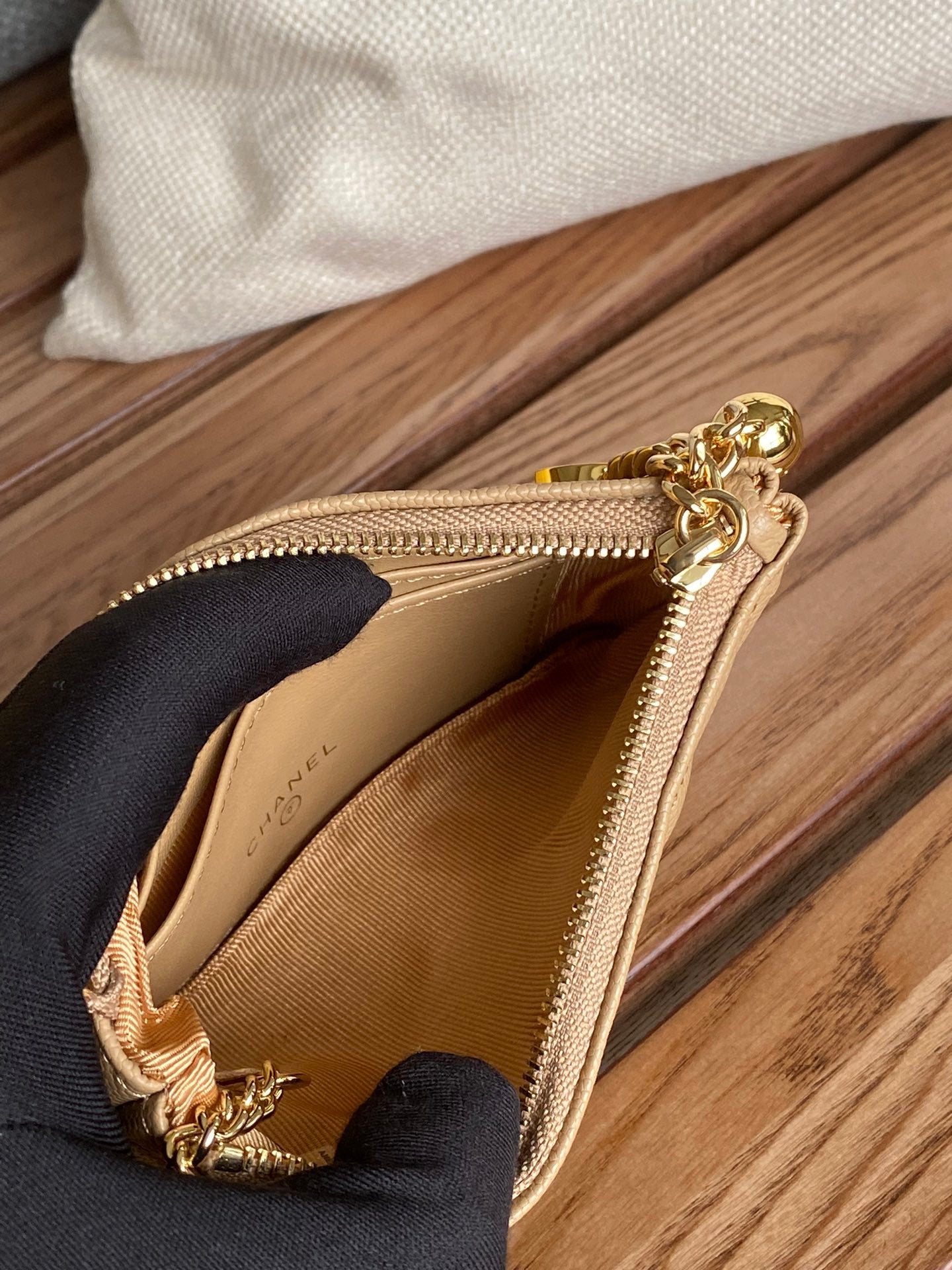 Portefeuille zippé CC 14 cm beige caviar matériel doré