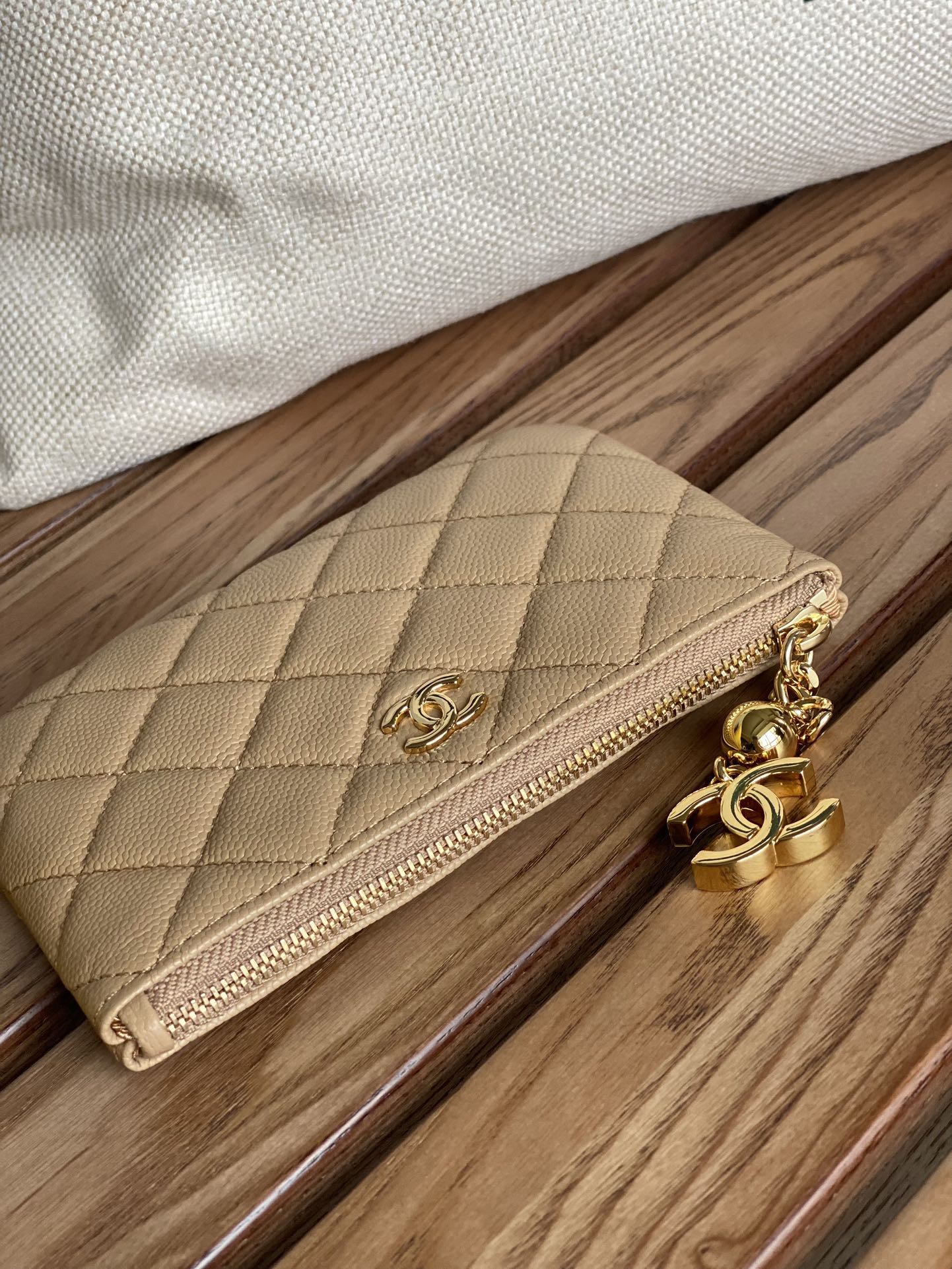 Portefeuille zippé CC 14 cm beige caviar matériel doré