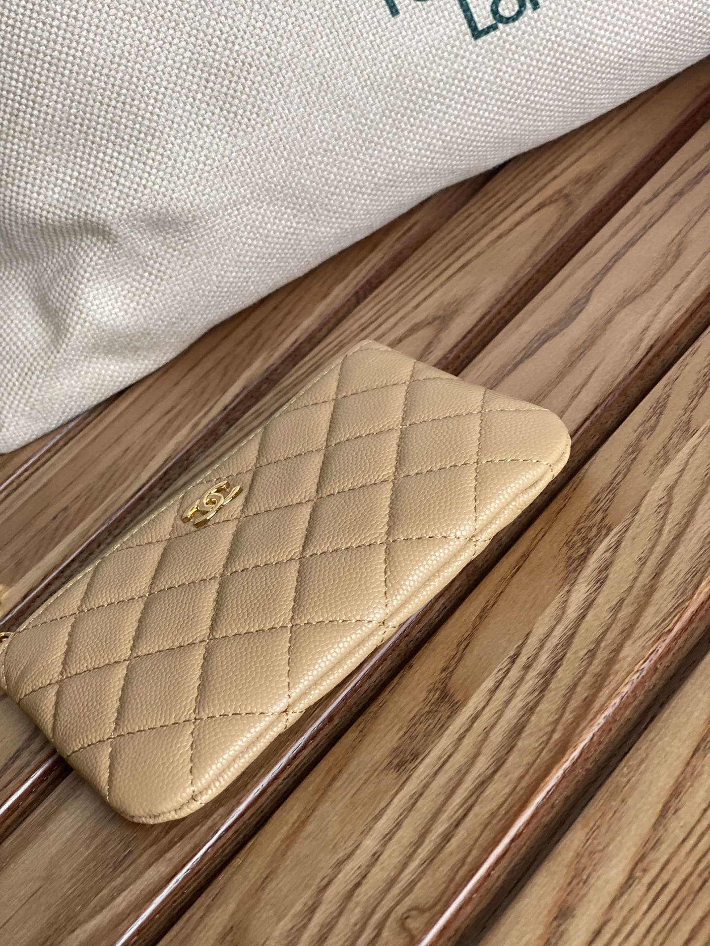 Portefeuille zippé CC 14 cm beige caviar matériel doré