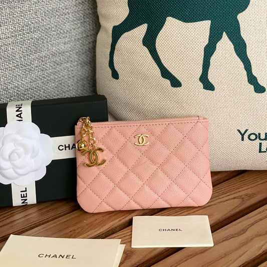 Portefeuille zippé CC 14 cm en caviar rose clair et finitions dorées