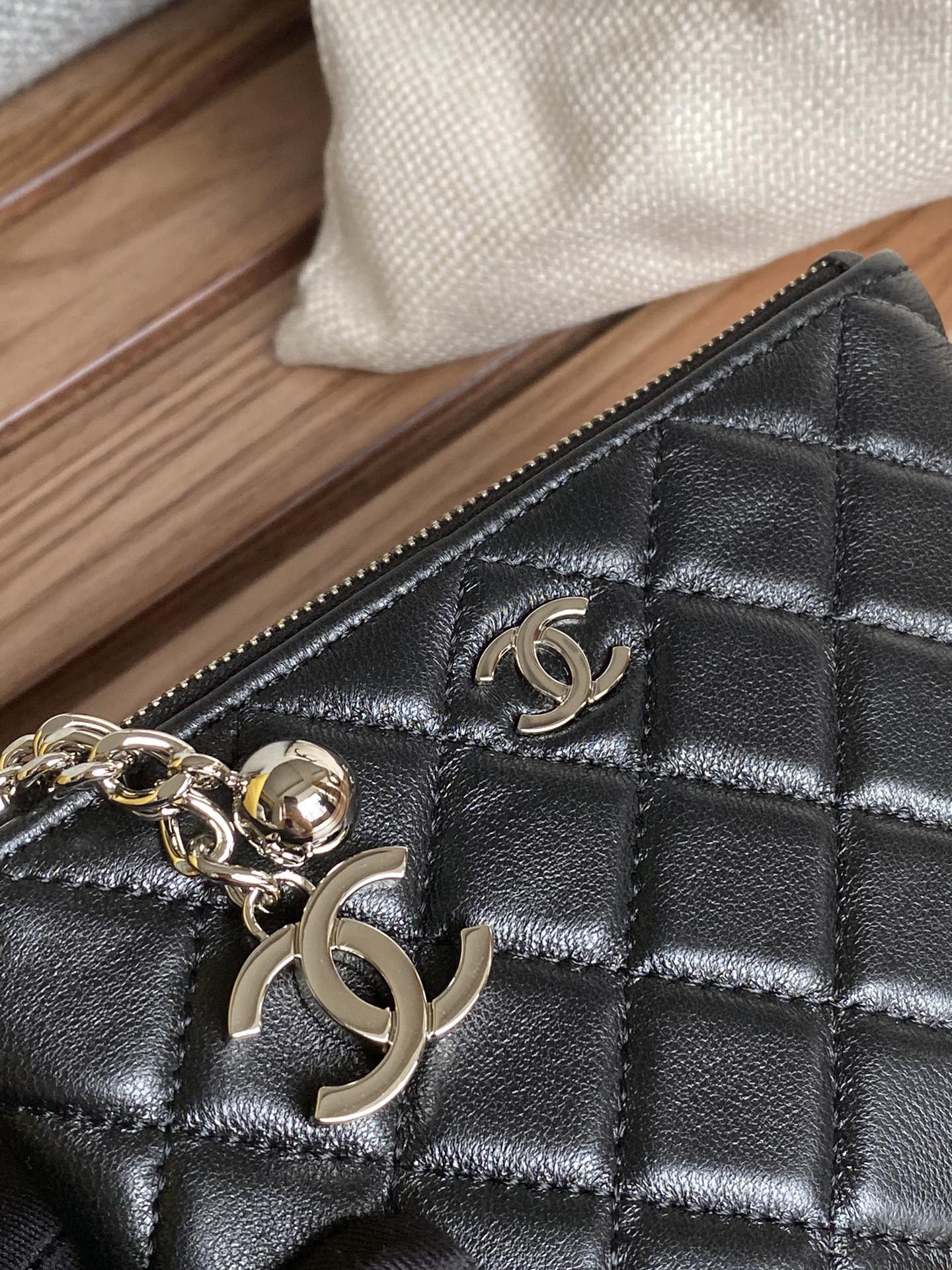 Portefeuille zippé CC 14 cm en cuir d'agneau noir et métal argenté