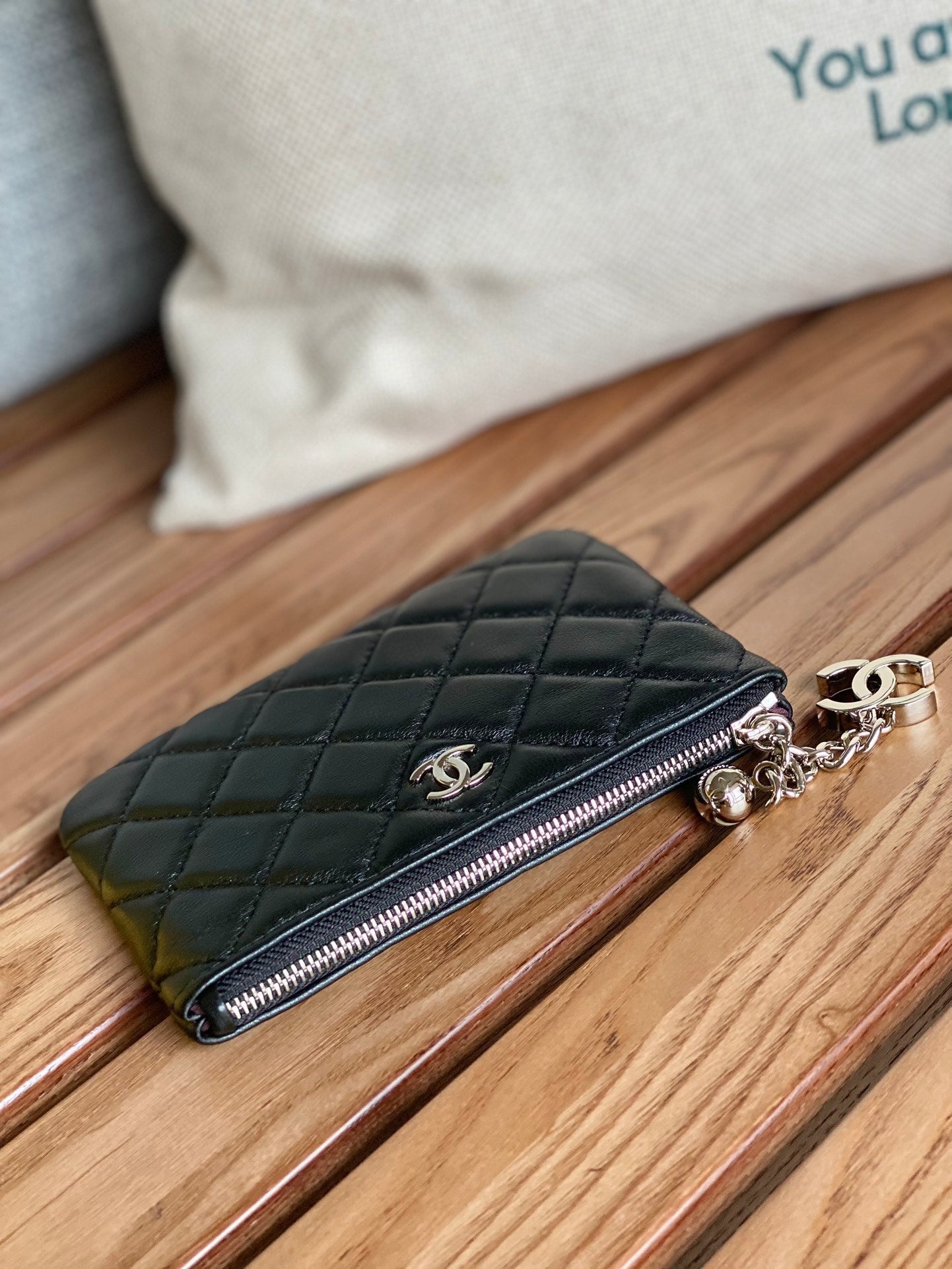 Portefeuille zippé CC 14 cm en cuir d'agneau noir et métal argenté