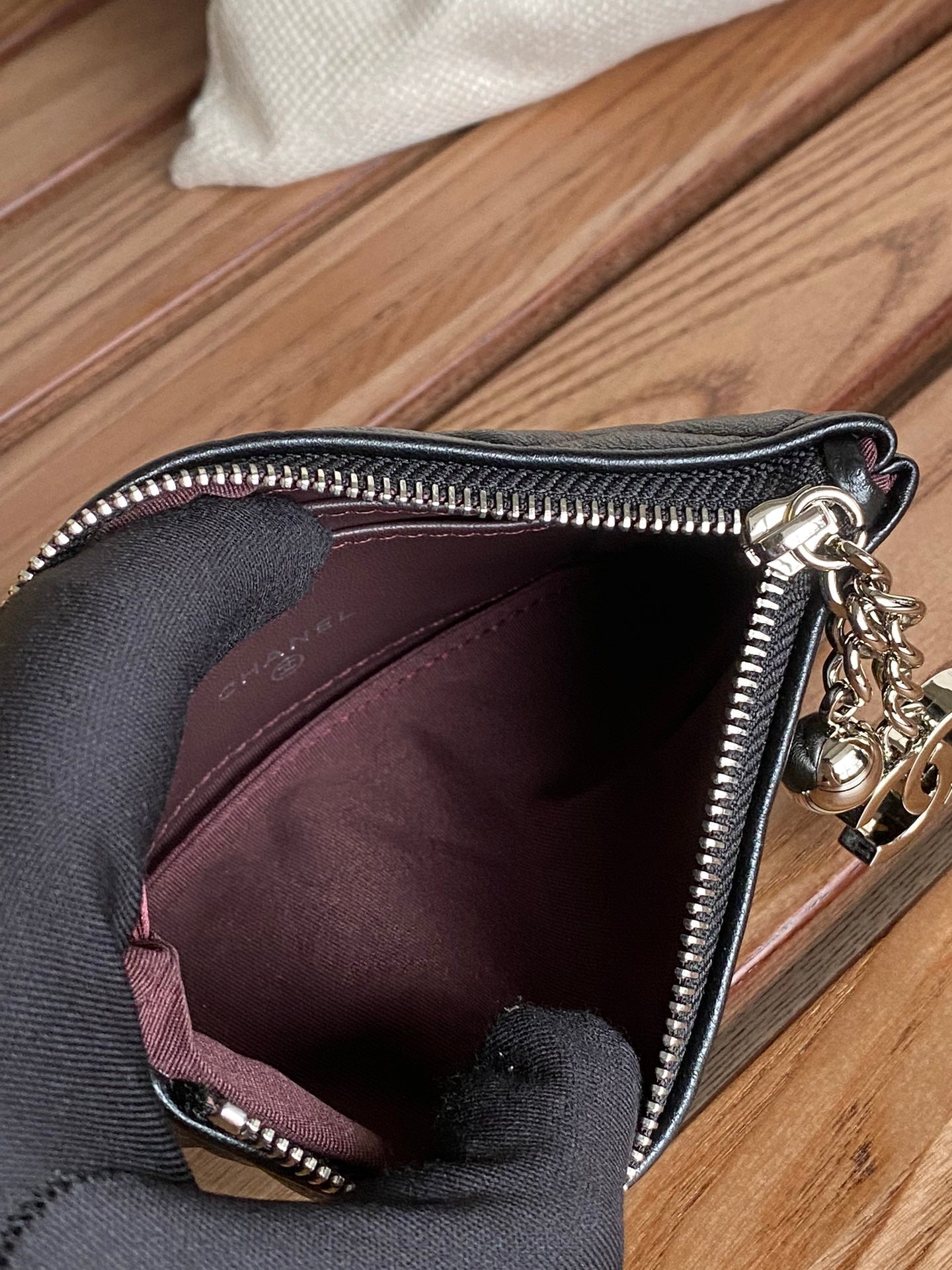 Portefeuille zippé CC 14 cm en cuir d'agneau noir et métal argenté