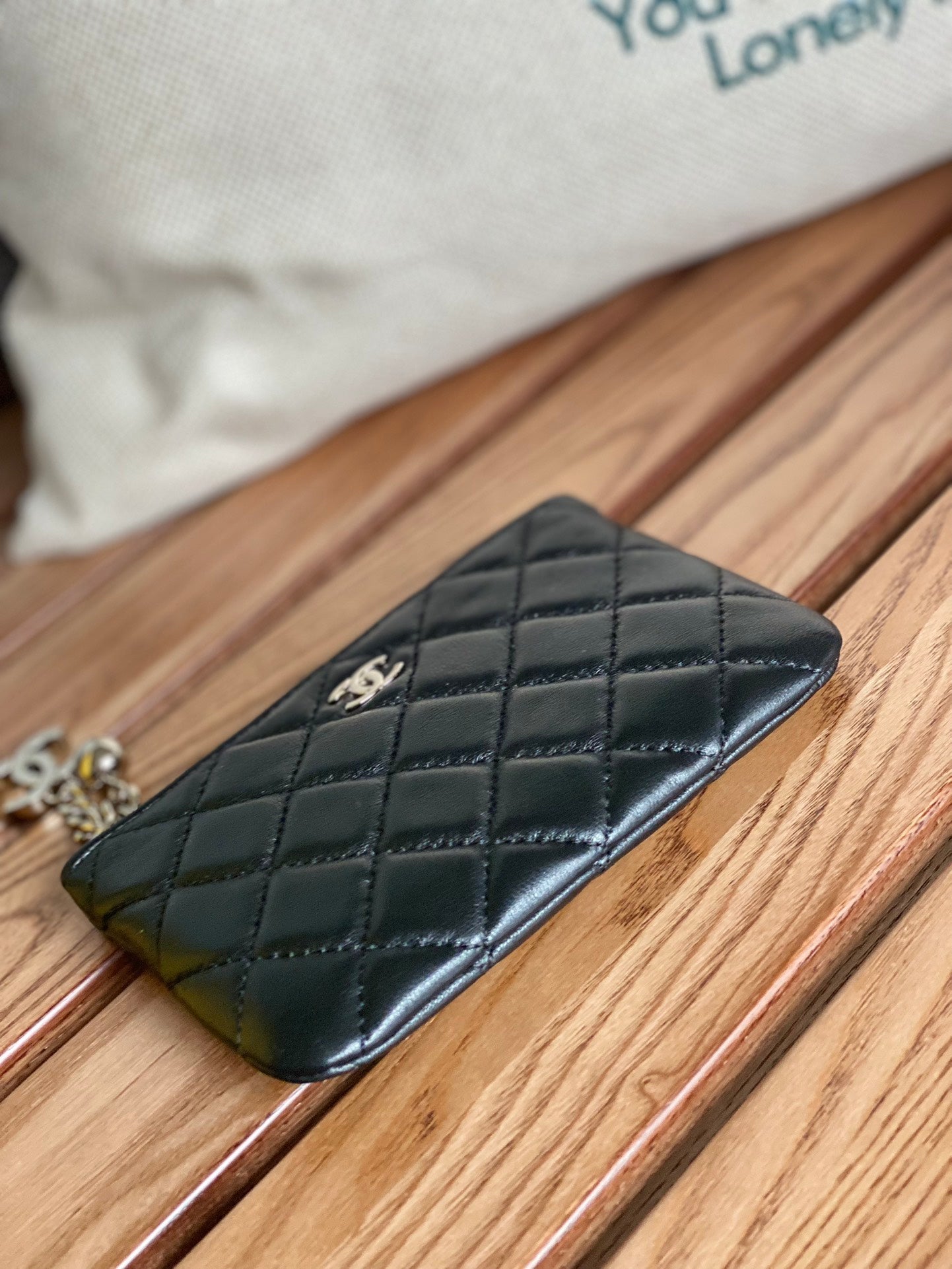 Portefeuille zippé CC 14 cm en cuir d'agneau noir et métal argenté