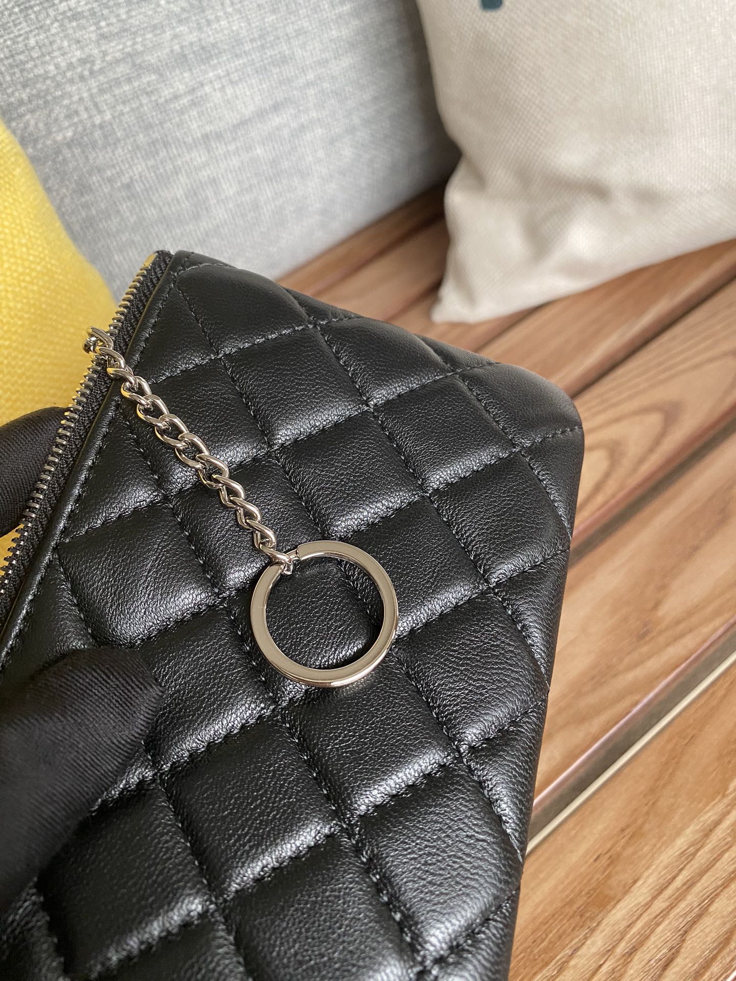 Portefeuille zippé CC 14 cm en cuir d'agneau noir et métal argenté