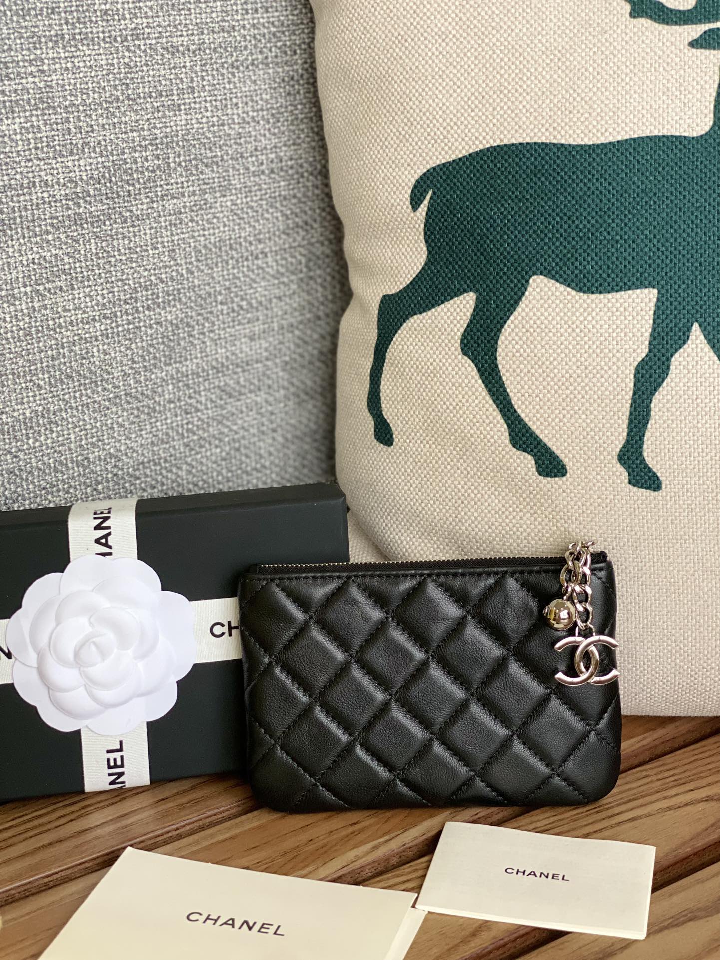 Portefeuille zippé CC 14 cm en cuir d'agneau noir et métal argenté