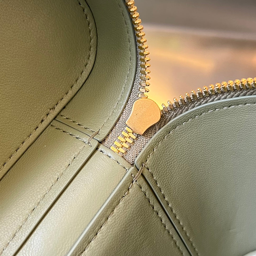 MINI VANITY CASE 18 EN CUIR D'AGNEAU VERT OLIVE