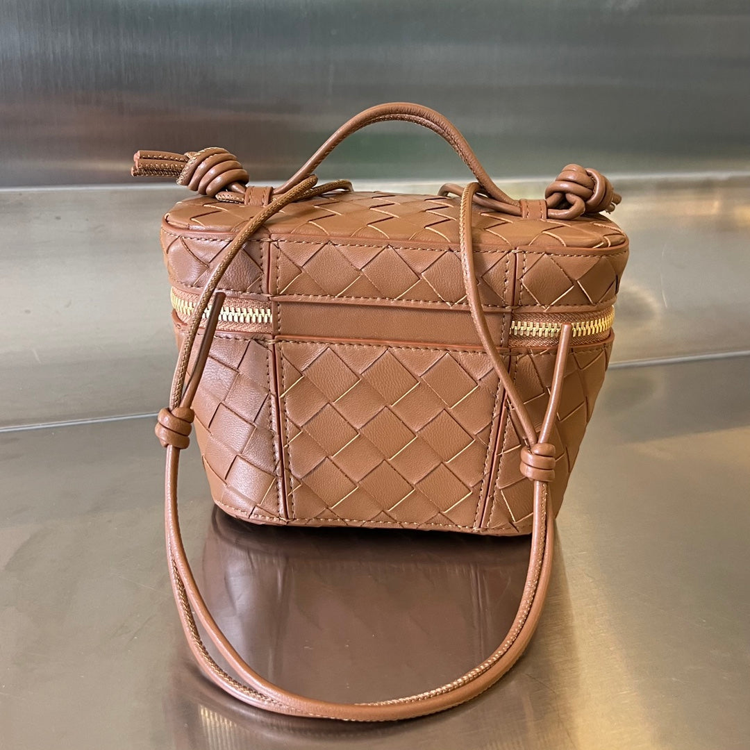 MINI TROUSSE DE VANITY 18 EN CUIR D'AGNEAU MARRON CANNELLE
