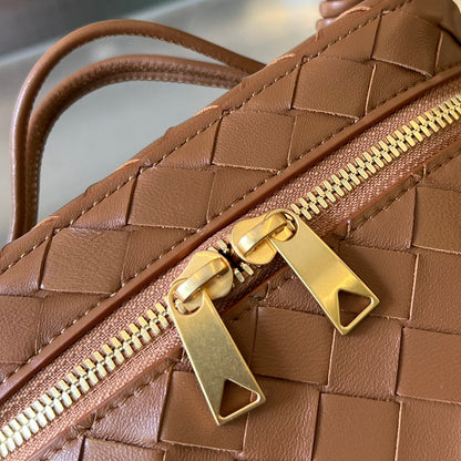 MINI TROUSSE DE VANITY 18 EN CUIR D'AGNEAU MARRON CANNELLE