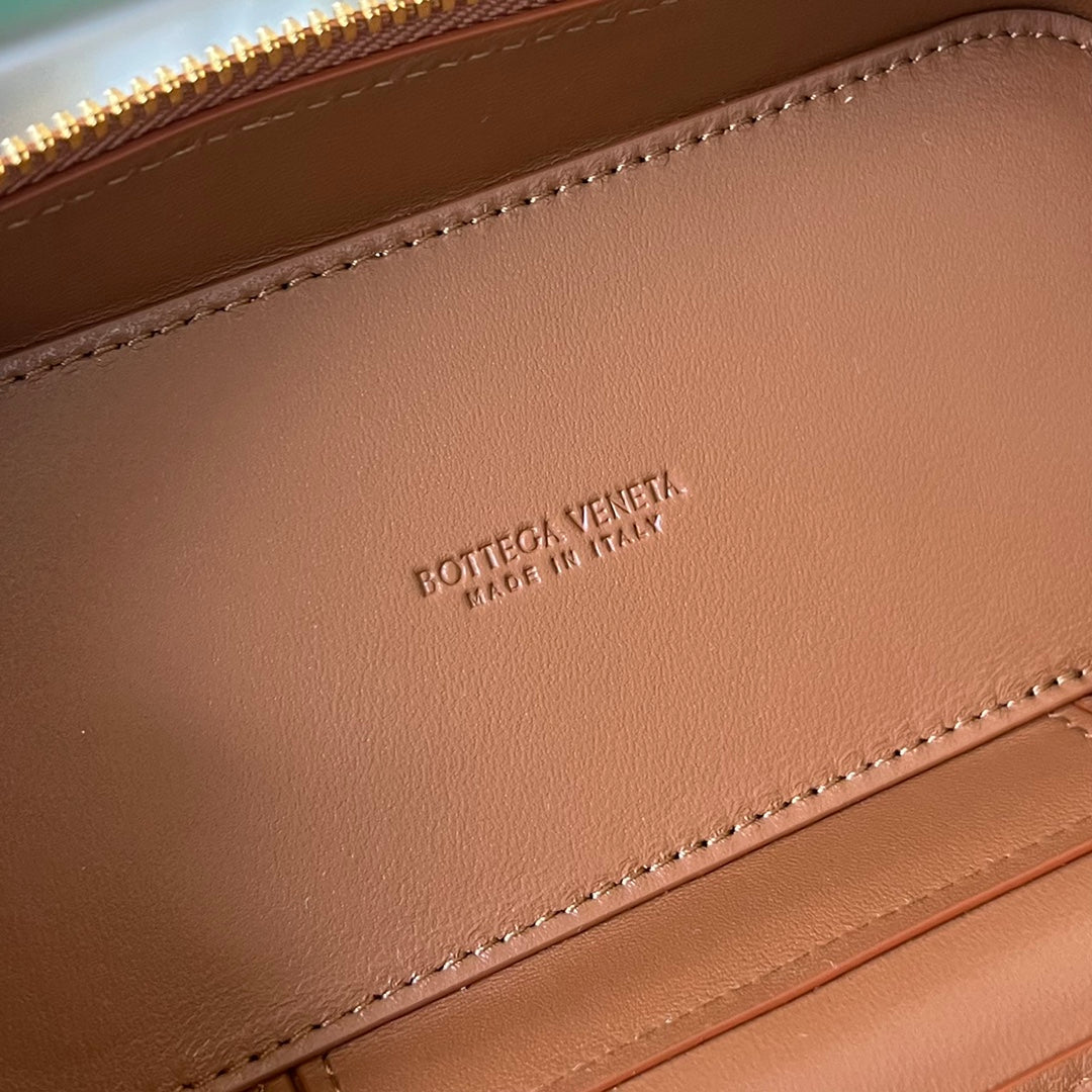 MINI TROUSSE DE VANITY 18 EN CUIR D'AGNEAU MARRON CANNELLE