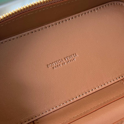 MINI TROUSSE DE VANITY 18 EN CUIR D'AGNEAU MARRON CANNELLE