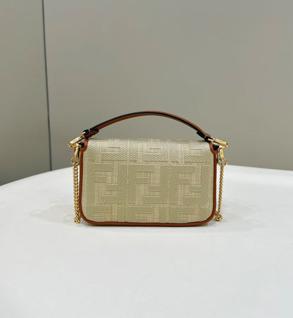 SAC BAGUETTE FENDI 19 EN TOILE JAUNE DE LIN AVEC QUINCAILLERIE DORÉ