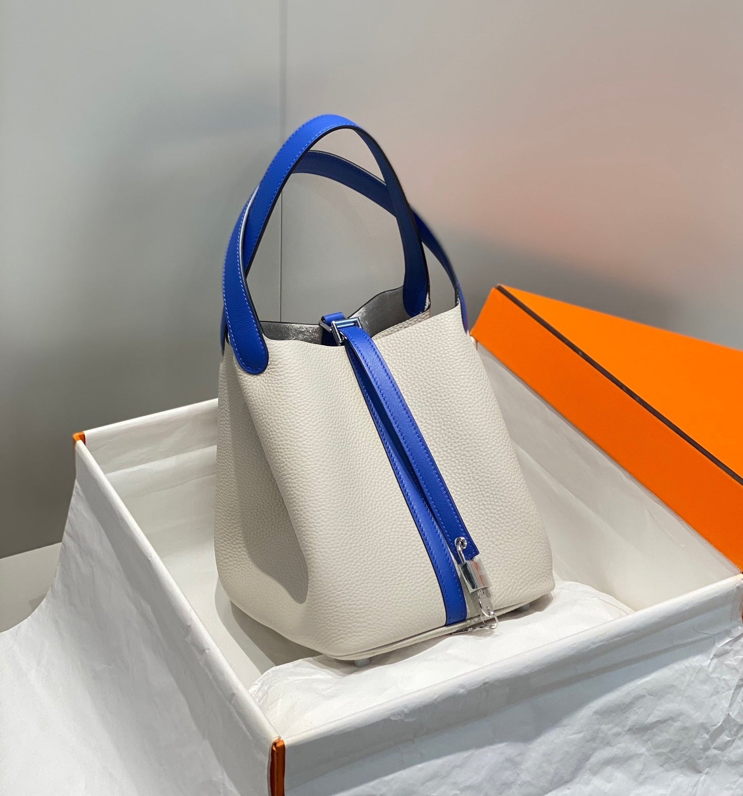 HM PICOTIN LOCK 22 CUIR TOGO BLANC ET COBALT