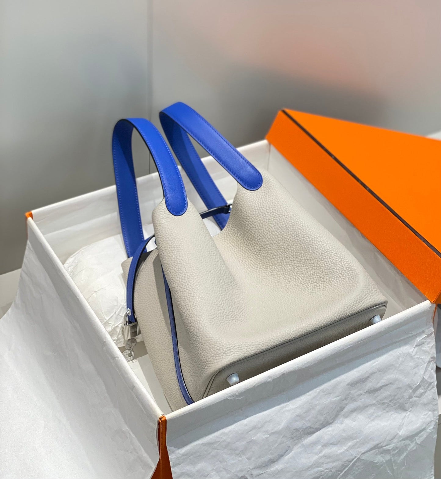 HM PICOTIN LOCK 22 CUIR TOGO BLANC ET COBALT
