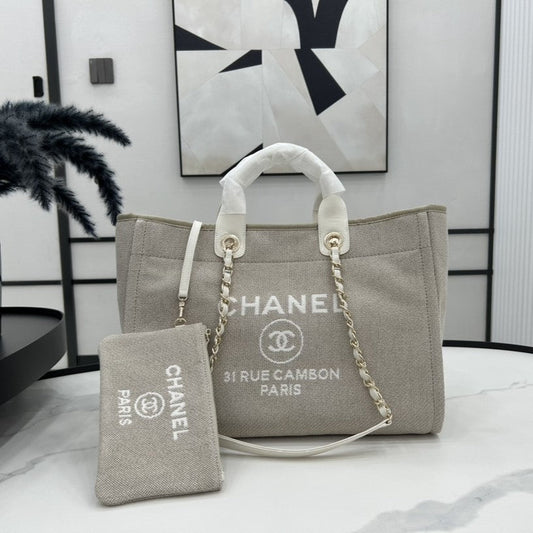 Sac CC Deauville en tweed, cuir blanc, accessoires dorés, taille 28