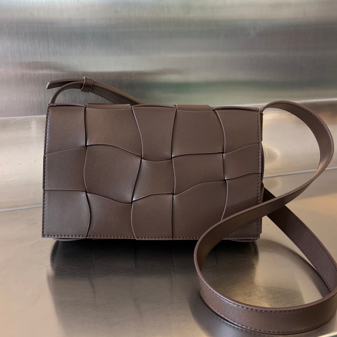 CASSETTE 23 EN CUIR DE VEAU CHOCOLAT À MOTIF ONDULÉ
