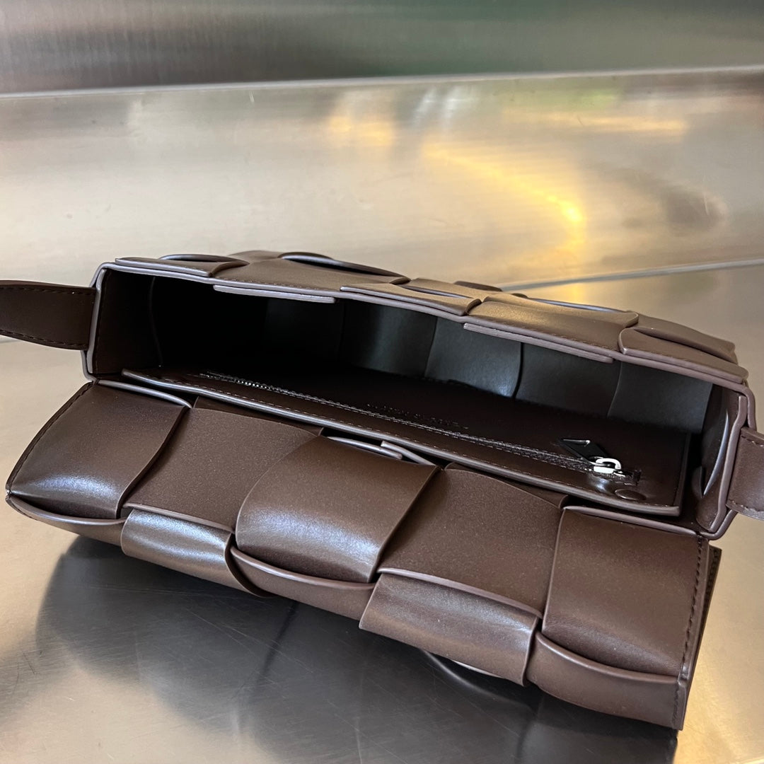 CASSETTE 23 EN CUIR DE VEAU CHOCOLAT À MOTIF ONDULÉ