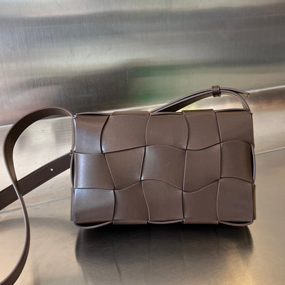 CASSETTE 23 EN CUIR DE VEAU CHOCOLAT À MOTIF ONDULÉ