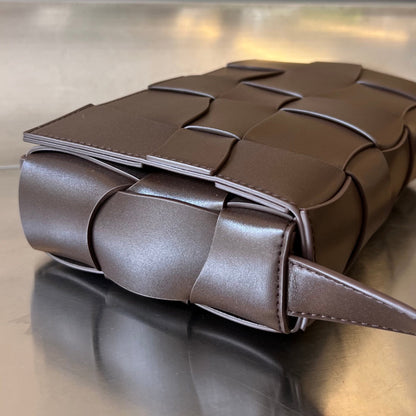 CASSETTE 23 EN CUIR DE VEAU CHOCOLAT À MOTIF ONDULÉ
