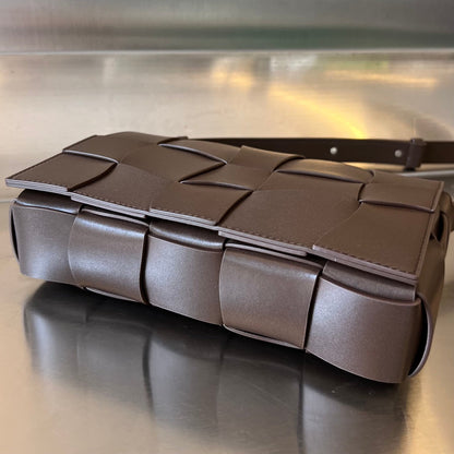 CASSETTE 23 EN CUIR DE VEAU CHOCOLAT À MOTIF ONDULÉ