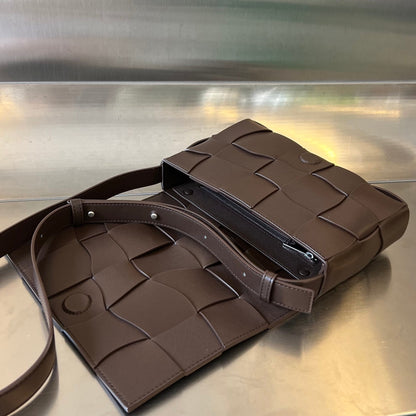 CASSETTE 23 EN CUIR DE VEAU CHOCOLAT À MOTIF ONDULÉ