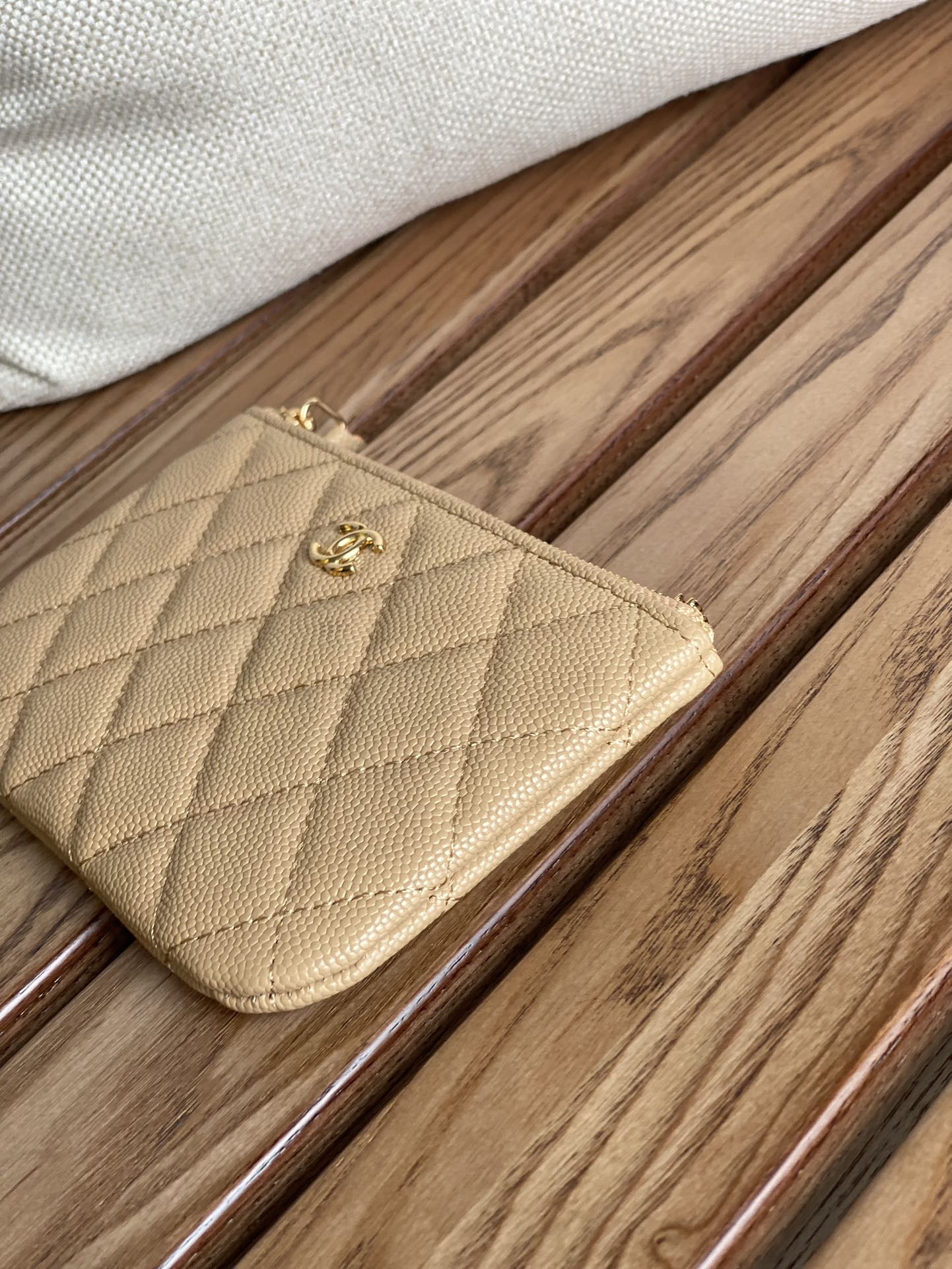 cc ジップウォレット 15 ベージュ キャビア ゴールド金具
