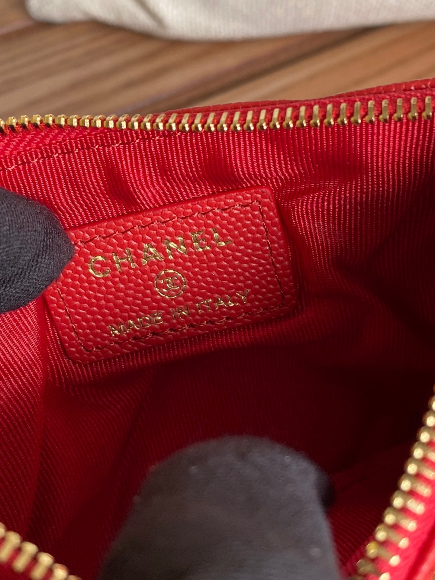 portefeuille zippé CC 15 caviar rouge matériel doré