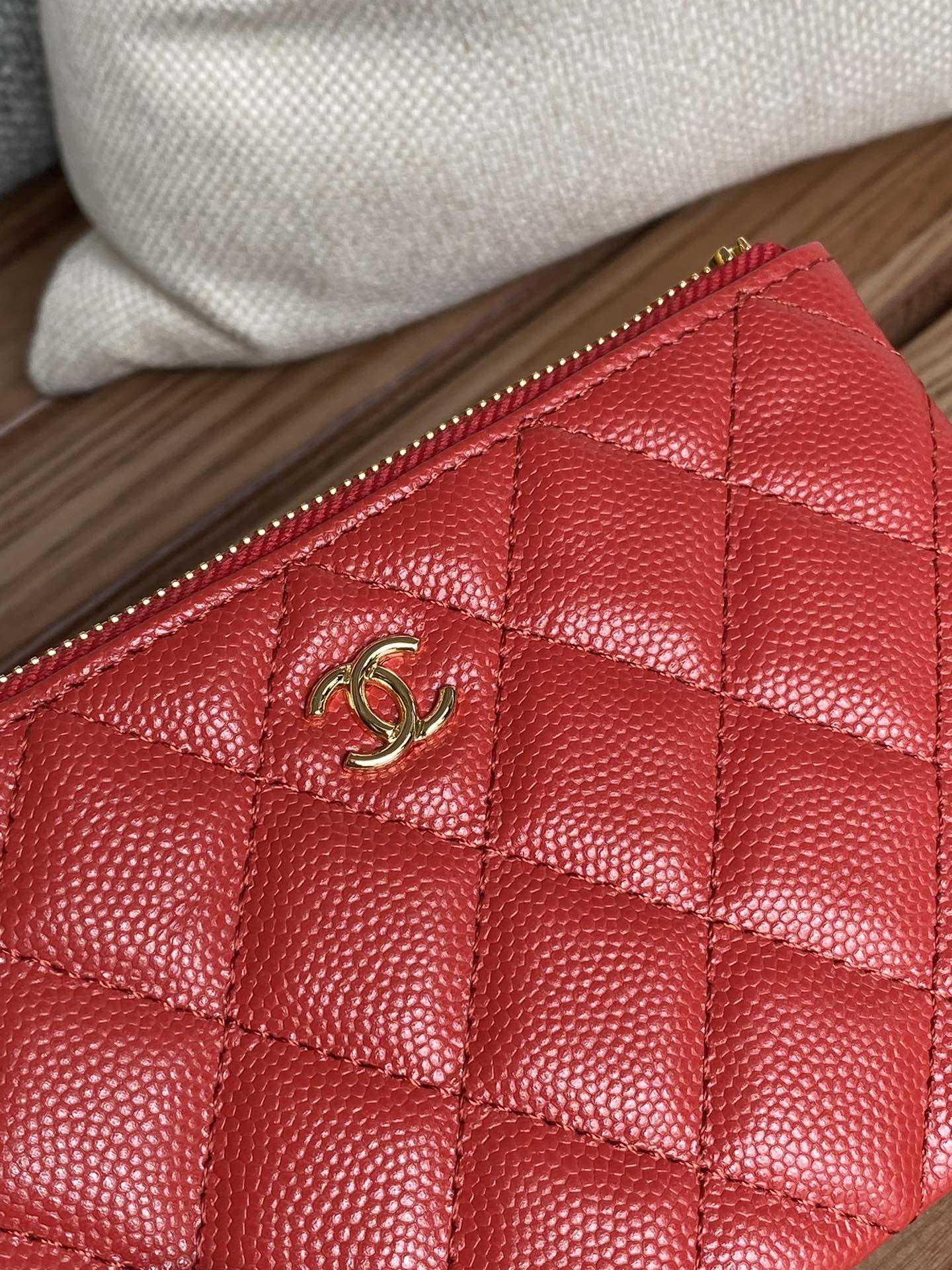 portefeuille zippé CC 15 caviar rouge matériel doré