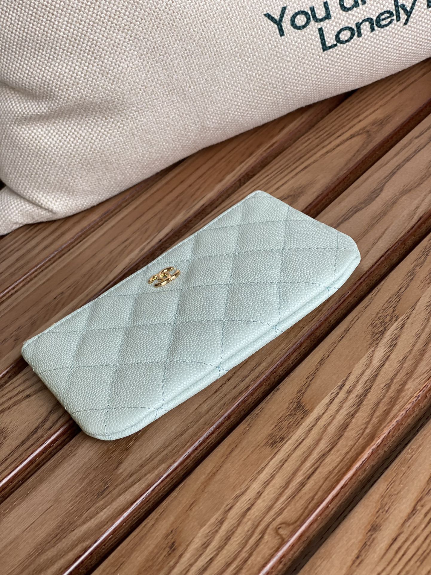 Portefeuille zippé CC 15 pouces bleu nuage clair caviar matériel doré
