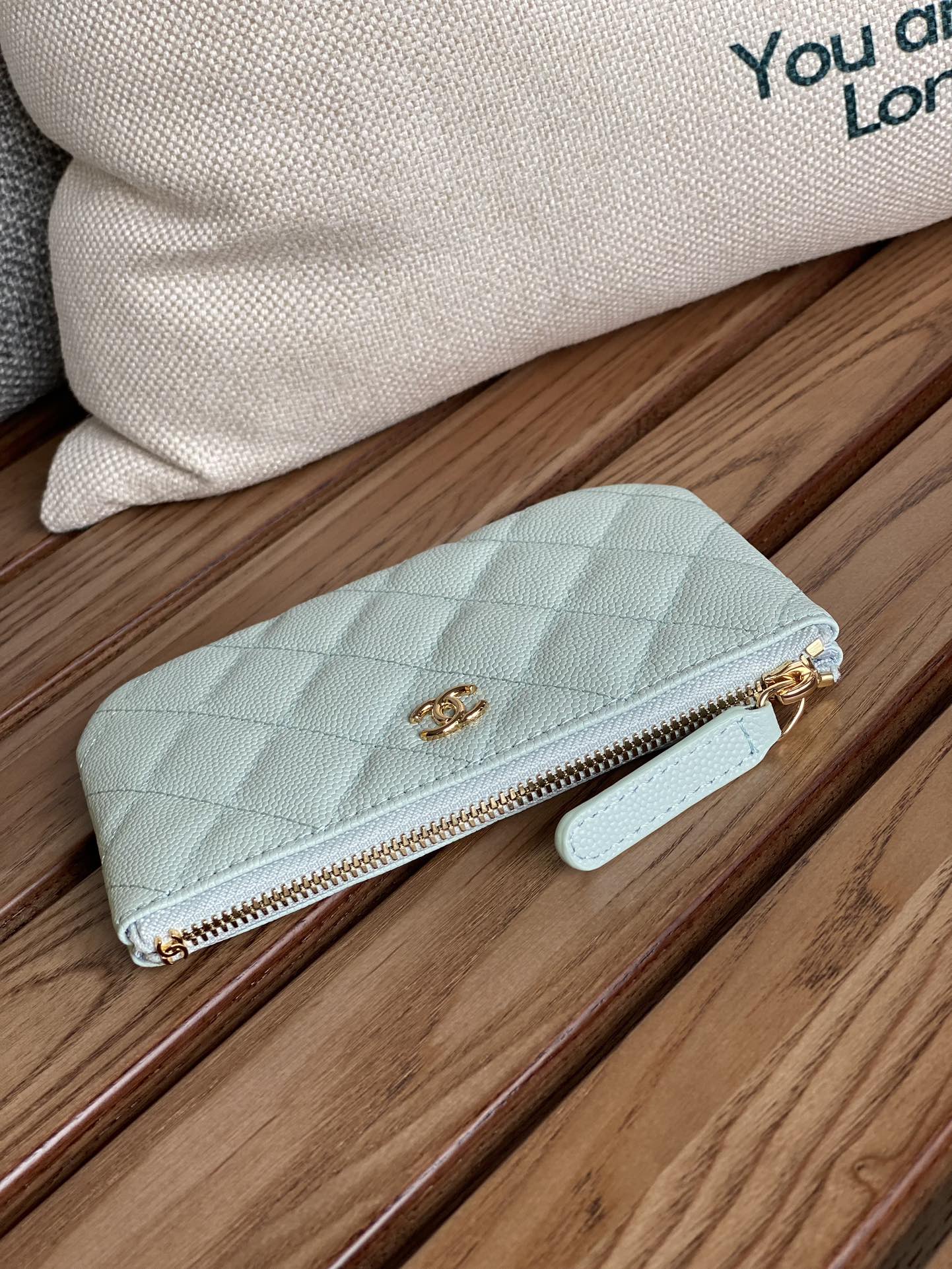 Portefeuille zippé CC 15 pouces bleu nuage clair caviar matériel doré