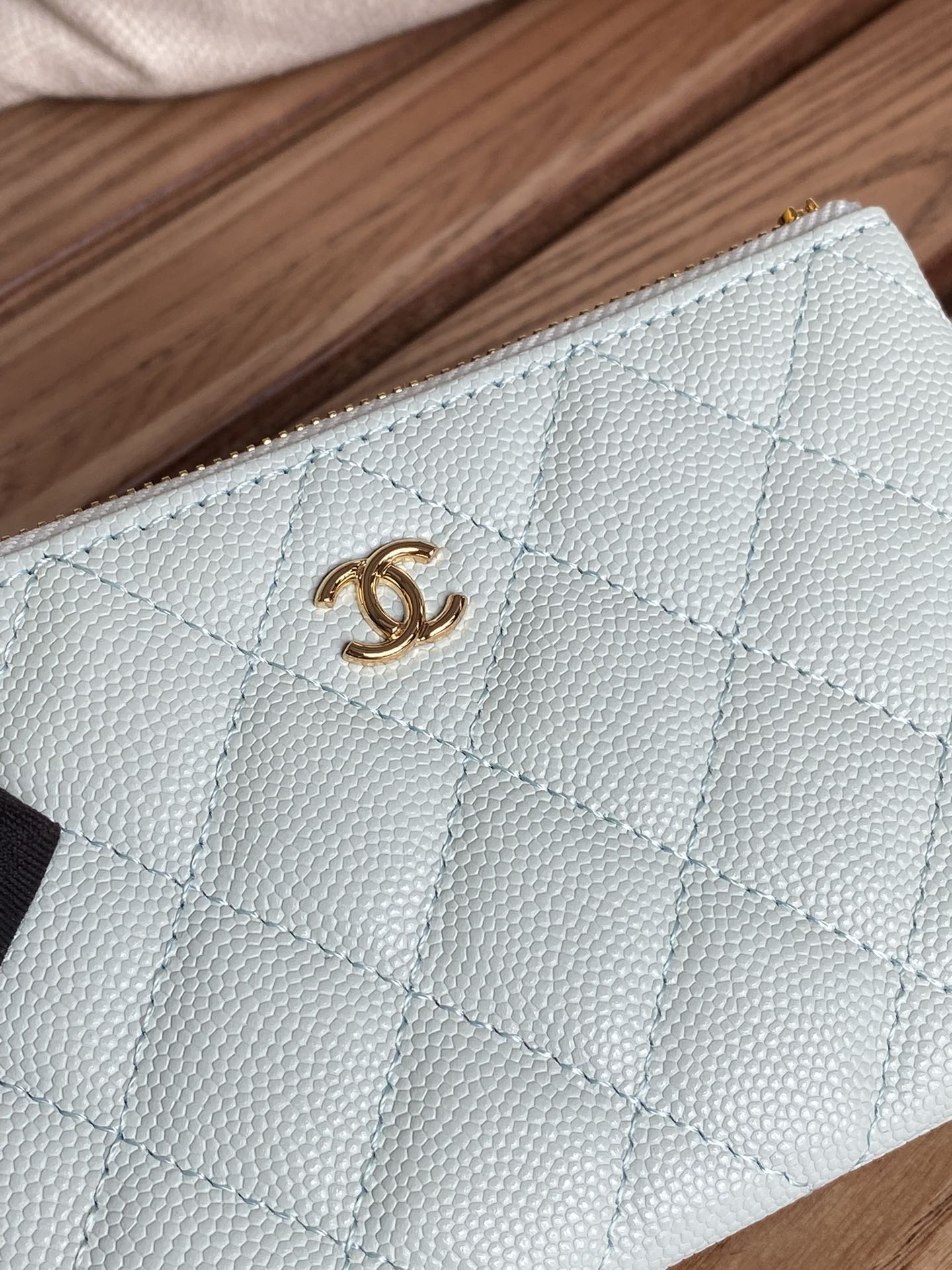 Portefeuille zippé CC 15 pouces bleu nuage clair caviar matériel doré