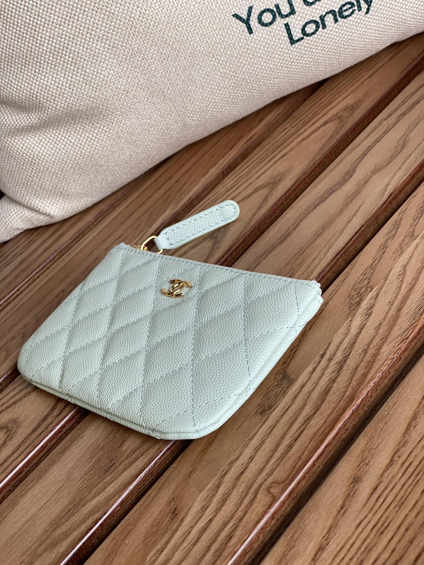 Portefeuille zippé CC 15 pouces bleu nuage clair caviar matériel doré