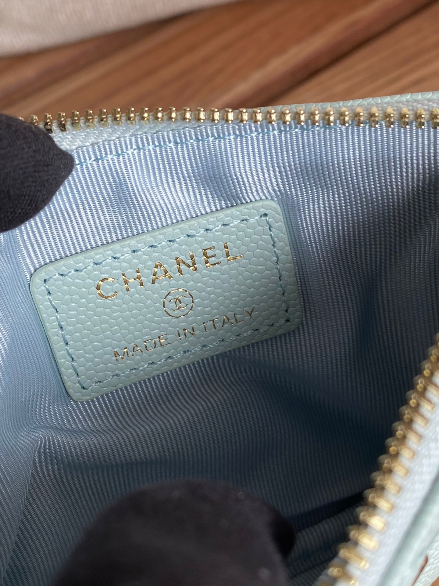 Portefeuille zippé CC 15 pouces bleu nuage clair caviar matériel doré