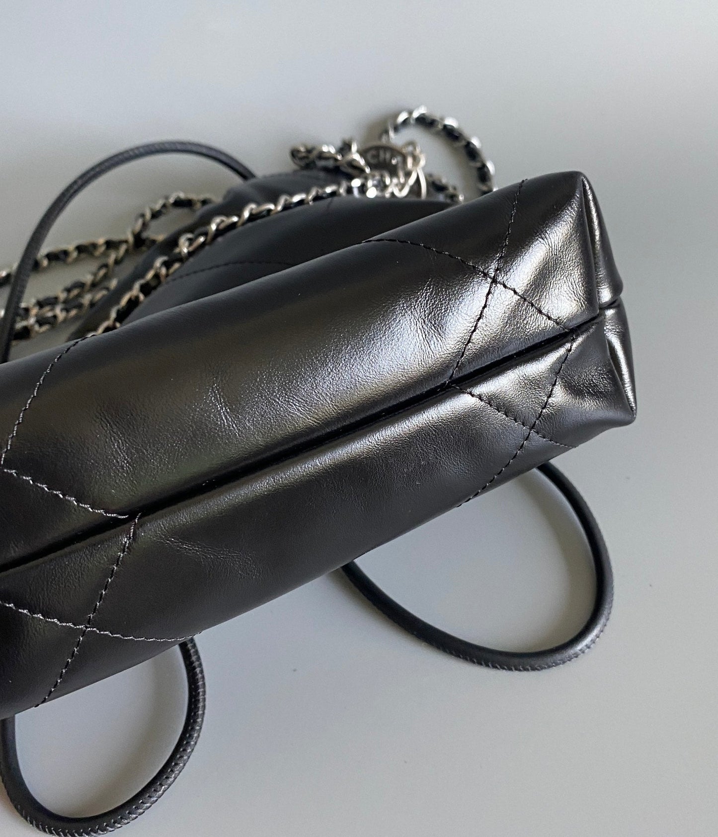 CC HOBO MINI 20CM EN CUIR D'AGNEAU NOIR SHW