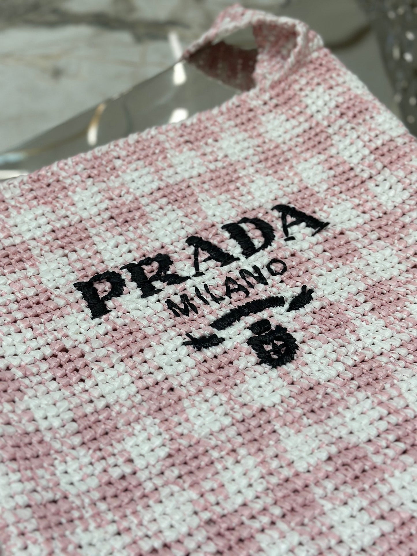 GRAND SAC CABAS 45 EN RAPHIA TISSÉ ROSE, BLANC ET NOIR