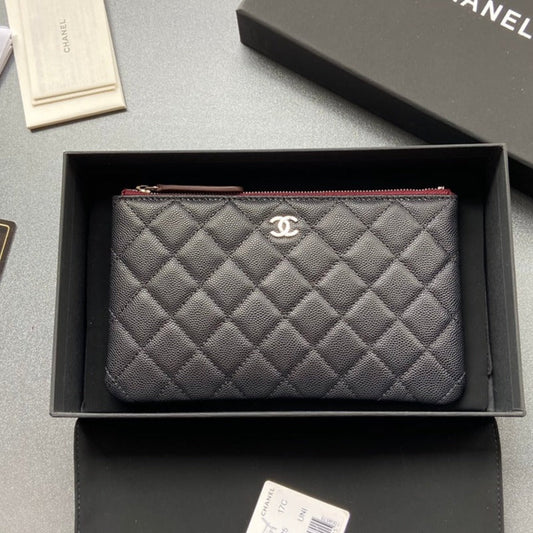 Portefeuille zippé CC 20 cm noir matelassé caviar matériel argenté