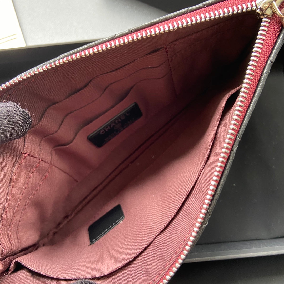Portefeuille zippé CC 20 cm en cuir de veau matelassé noir, finitions argentées