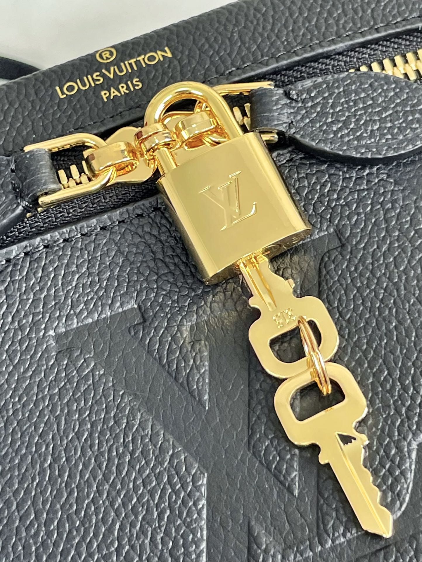 VANITY 19 EN CUIR DE VEAU ESTAMPÉ MONOGRAMME NOIR ET QUINCAILLERIE DORÉ