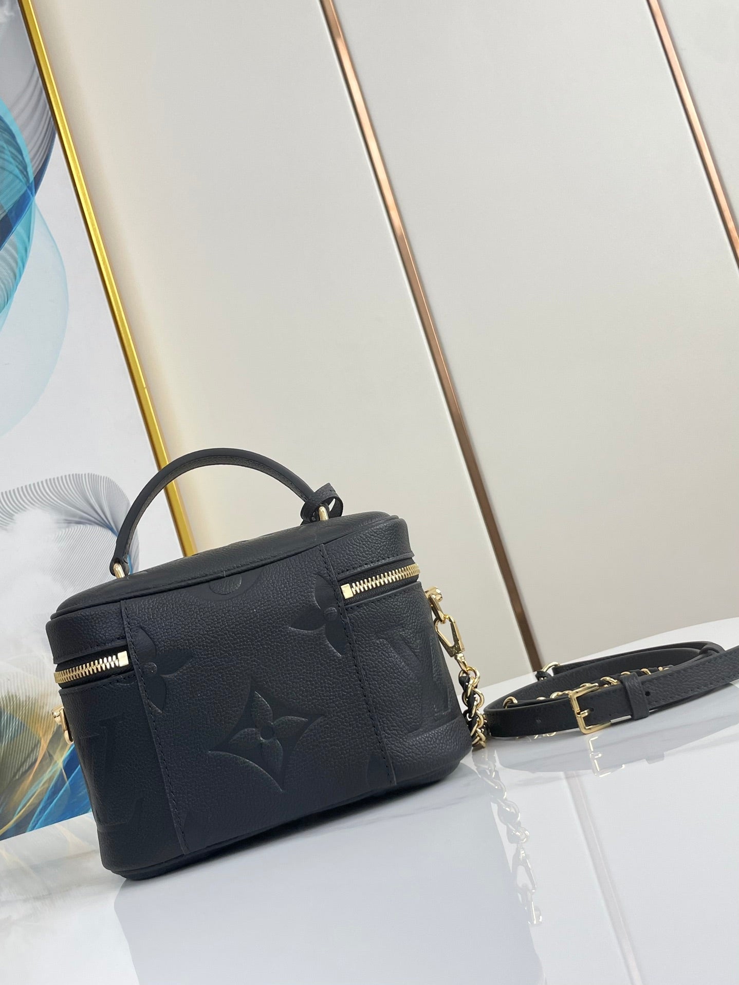 VANITY 19 EN CUIR DE VEAU ESTAMPÉ MONOGRAMME NOIR ET QUINCAILLERIE DORÉ